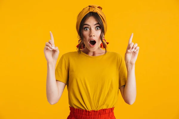 Retrato de una guapa jovencita casualy vestida de pie aislada —  Fotos de Stock