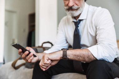 Konsantre bir üst düzey gri saçlı iş adamı kırpılmış görüntü