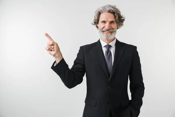 Lächelnd selbstbewusster reifer Geschäftsmann im Anzug — Stockfoto