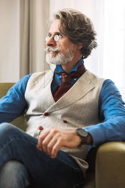Bild von kaukasischen erwachsenen Professor Mann trägt stilvollen Anzug und — Stockfoto