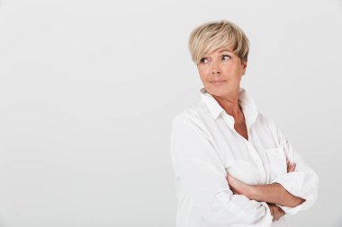 Beyaz yetişkin kadının kollarla fotokopi alanına bakan portresi