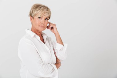 Kısa sarı saçlı muhteşem yetişkin kadının portre yakın çekiml