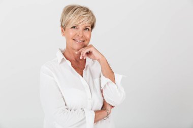 Kısa sarı saçlı smil ile mutlu yetişkin kadının Portre closeup