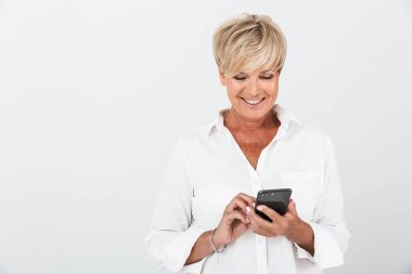 Kısa sarı saçlı zarif yetişkin kadının portre yakın çekimsi