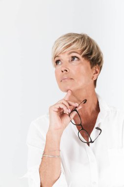 Başarılı orta yaşlı kadının gözlük tutan ve kenara bakan portresi