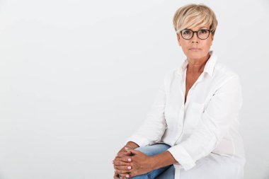 Cam bakarak gözlük takan beyaz yetişkin kadın görüntüsü