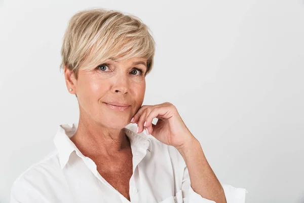 Porträtt närbild av optimistisk vuxen kvinna med kort blont hår — Stockfoto