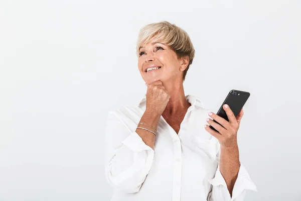 Portret van optimistische volwassen vrouw met kort blond haar glimlachend — Stockfoto