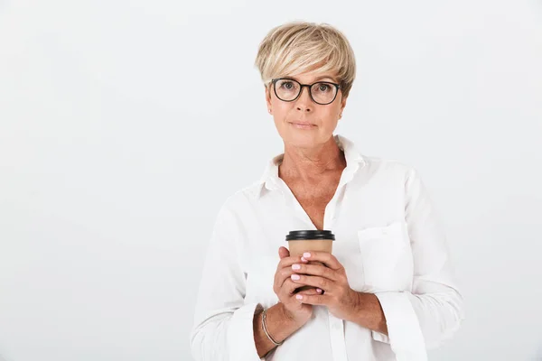 Portret van zelfverzekerde volwassen vrouw dragen brillen Holding tak — Stockfoto