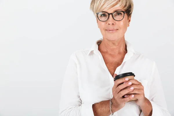 Portré elégedett felnőtt nő visel szemüvegek gazdaság elvisz kávéscsésze — Stock Fotó