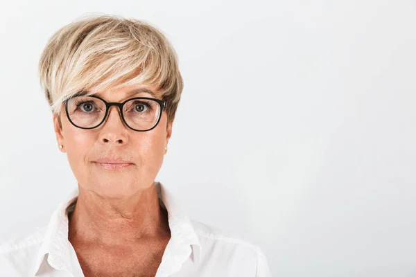 Portrait closeup of caucasian middle-aged woman wearing eyeglasses looking at camera — Stock Photo, Image
