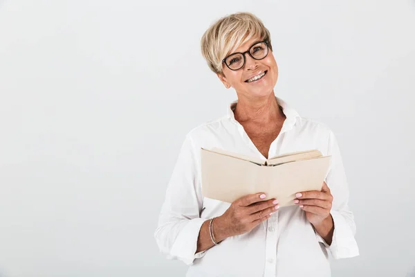 Retrato de mulher alegre de meia-idade usando óculos de leitura — Fotografia de Stock