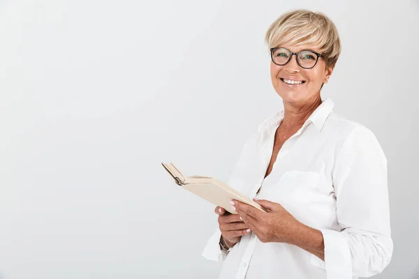 Retrato de mulher de meia-idade feliz usando óculos segurando b — Fotografia de Stock