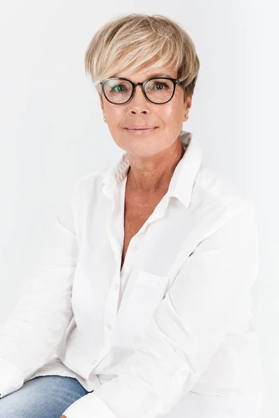 Bild einer reifen erwachsenen Frau mit kurzen blonden Haaren mit Brille — Stockfoto