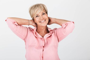 Kısa sarışın hai ile mutlu orta yaşlı kadının Portre closeup