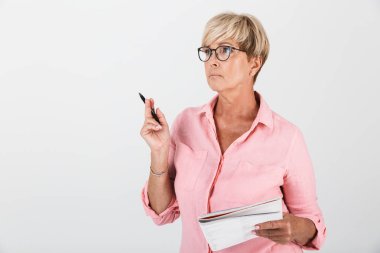 Damızlık tutan gözlük takan sevimli yetişkin kadın portresi