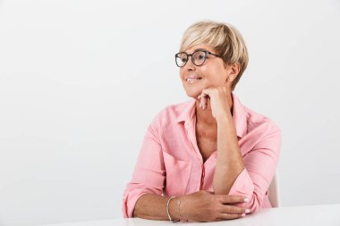 Kısa sarışın ile pozitif orta yaşlı kadının Portre closeup 