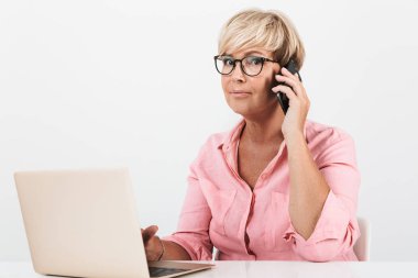 Gözlük talki giyen güzel orta yaşlı kadın portresi