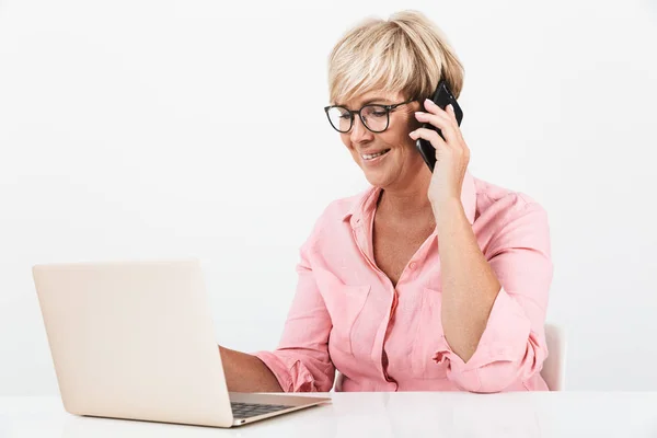 Portret van Kaukasische middelbare leeftijd vrouw dragen brillen Talki — Stockfoto