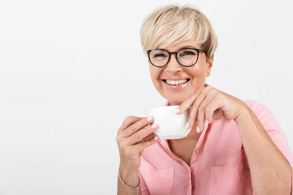 Portret van Happy middelbare leeftijd vrouw het dragen van brillen glimlachend een — Stockfoto