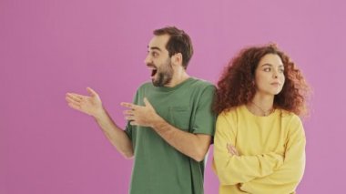 Yakışıklı neşeli genç sakallı brunet adam yanında bir şey görünce şaşıran oluyor ve göstermek için kız arkadaşı arıyor. Üzgün genç kadın erkek arkadaşı onu sallayarak nedeniyle rahatsız hissediyor. Pembe arka plan üzerinde güzel genç çift
