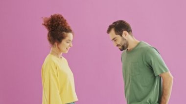 Yakışıklı genç sakallı brunet adam kız arkadaşı için evlilik teklifi yaparken utandım hissi. Sürpriz sevimli genç kızıl saçlı kıvırcık kadın erkek arkadaşı ndan evlilik teklifi nedeniyle çok mutlu olma.