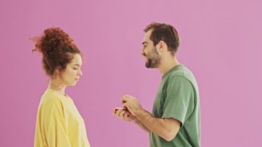 Mutlu yakışıklı genç sakallı brunet adam kız arkadaşı için evlilik teklifi yapma ve reddederek dolayı üzgün olma. Sürpriz sevimli genç kızıl saçlı kıvırcık kadın hoşnutsuz olma ve erkek arkadaşı ndan evlilik teklifi reddederek