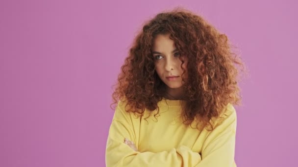 Bouleversé Jeune Rousse Bouclée Femme Croisé Son Bras Sentir Triste — Video