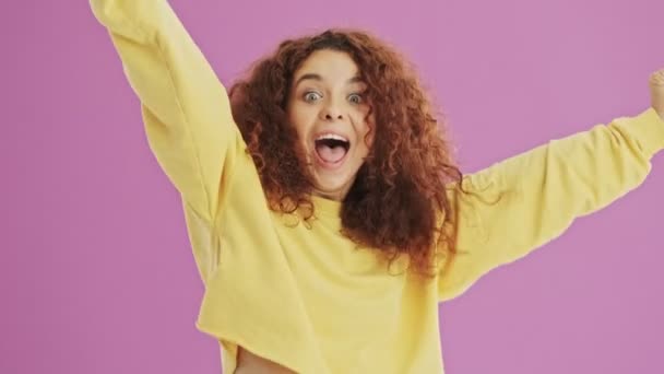 Çekici Genç Kızıl Saçlı Kıvırcık Kadın Çok Mutlu Olma Pembe — Stok video