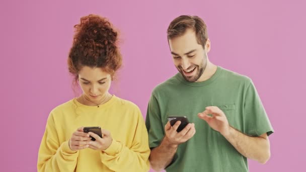 Atraente Alegre Jovem Casal Tornando Muito Feliz Fazendo Gesto Vencedor — Vídeo de Stock