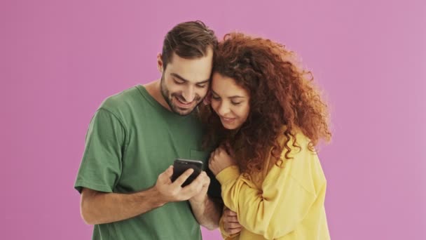 Bonito Alegre Jovem Casal Encantador Sorrindo Rindo Enquanto Assiste Algo — Vídeo de Stock