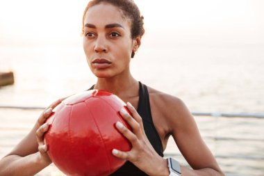 Tarafından egzersiz yaparken fitness topu tutan genç kadın Görüntü