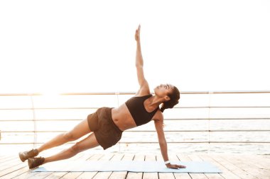 Wor iken finess mat üzerinde egzersiz ler yapan güzel kadın Görüntü