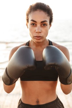 Se tarafından boks eldiven fitness güzel kadın eğitim Portresi