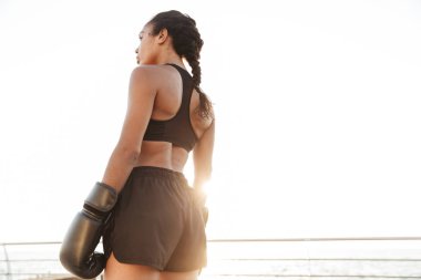 Boxin atletik güzel kadın eğitim arkasından Portre