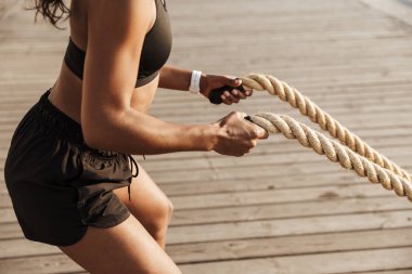 Savaş ile egzersiz yapan atletik genç kadın Kırpılmış görüntü 