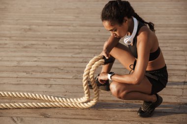 Kol saati wh bakarak çekici genç kadının Kırpılmış görüntü