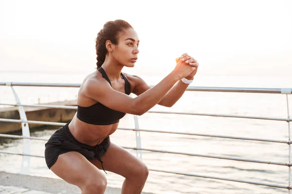 Bild der Fitness junge Frau hockt beim Workout von se — Stockfoto
