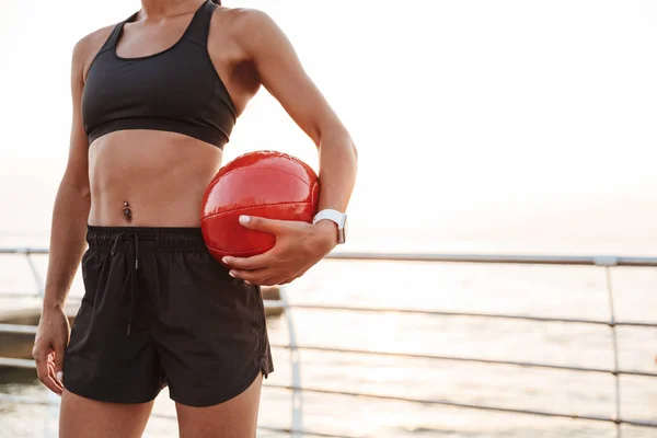 Imagen recortada de la mujer delgada sosteniendo la pelota de fitness mientras hace wor — Foto de Stock