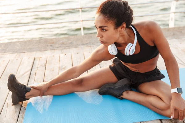 Kép az afrikai-amerikai nő nyúlik a teste a fitness ma — Stock Fotó