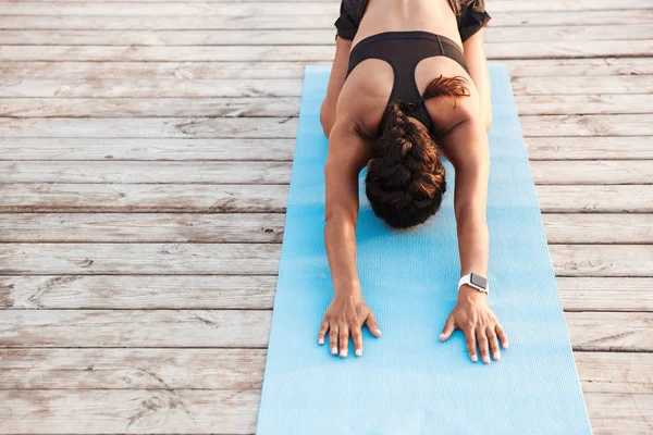 Photo of african american woman stretching her body on finess ma — Stock Photo, Image