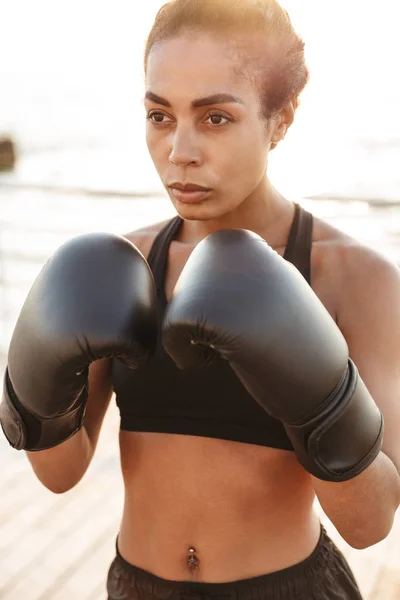 Retrato de hermosa mujer bonita entrenando en guantes de boxeo por — Foto de Stock