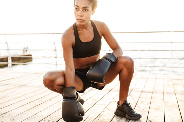 Retrato de mujer hermosa delgada entrenando en guantes de boxeo por seasi — Foto de Stock