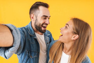 Selfie fotoğrafı çekerken birbirlerine gülümseyen pozitif çiftin görüntüsü