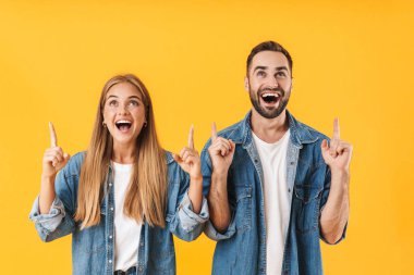 Copyspace'de parmaklarını yukarı doğru gösteren sürpriz çiftin görüntüsü