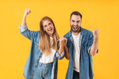 Zaferi kutlarken mutlu çiftin sevincini gösteren görüntü