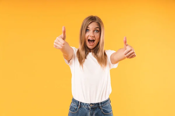 Immagine di una donna bionda gioiosa che indossa una maglietta casual sorridente alla macchina fotografica e mostra i pollici in alto — Foto Stock