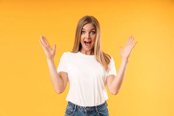 Imagem de mulher loira animado vestindo t-shirt casual expressando maravilha com gestos mãos para cima — Fotografia de Stock