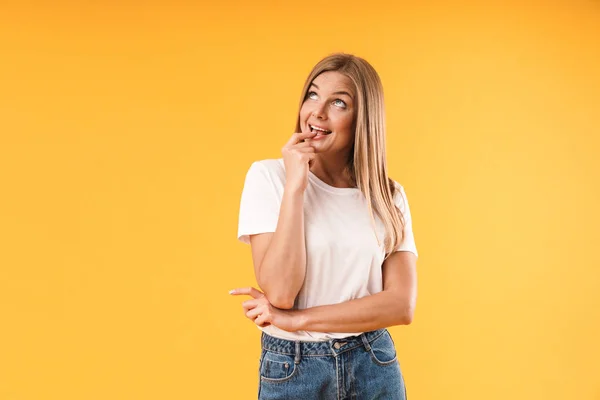 Bild Nahaufnahme einer verträumten blonden Frau in lässigem T-Shirt, die nachdenkt und nach oben schaut — Stockfoto