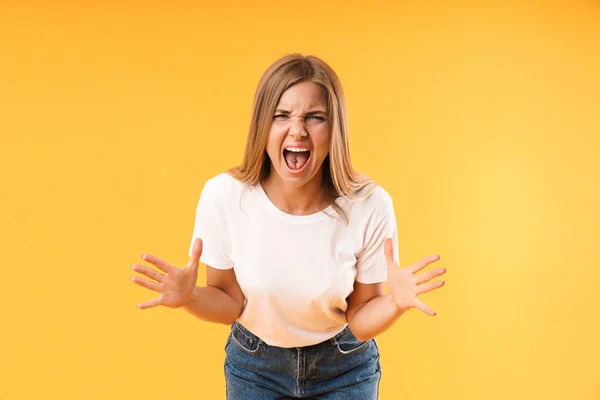 Image de femme stressée négative portant un t-shirt décontracté hurlant et gesticulant à la caméra — Photo